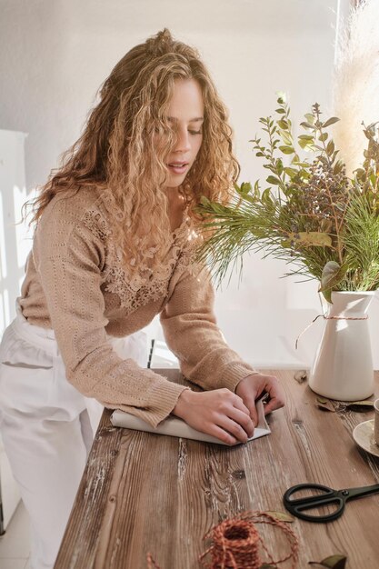 майстриня працює з вишивкою